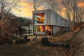 Longhaus: Modern Minimalist Luxury Home: Firepit, outdoor kitchen, pets